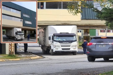 Nuevamente un error de cálculo dejó un camión aprisionado en el túnel del edificio de las 200 Viviendas