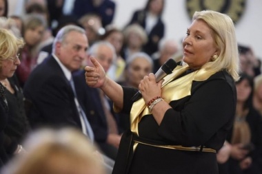 Elisa Carrió fue distinguida como "defensora de la República"