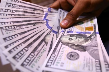 Nuevo récord: tras tocar $422, el dólar blue cerró en $418