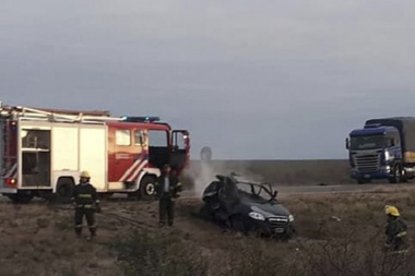 Tiraron a su beba del auto antes de morir calcinados por las llamas