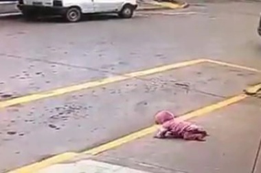Lobos: el angustiante momento en que una beba cruza la calle gateando y es rescatada por un vecino