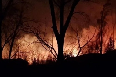 Una víctima y fuego incontrolable en zonas turísticas por el viento Zonda en Mendoza