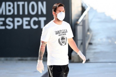 Con barbijo y guantes, Messi volvió a entrenar con Barcelona en el medio de la pandemia de coronavirus