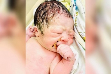 Un bebé nació con el DIU en la mano