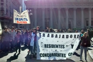 Paro y movilización de médicos porteños en rechazo a la ley que regula la actividad de residentes y concurrentes