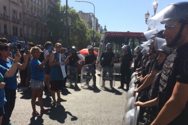 Incidentes frente al Congreso: tensión entre la Policía y manifestantes