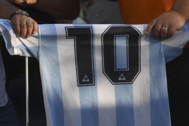 Venta online: hasta $15 millones por una camiseta firmada por Maradona