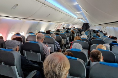 Política en pleno vuelo de Aerolíneas Argentinas: los pilotos alertan a los pasajeros de la falta de mantenimiento de los aviones