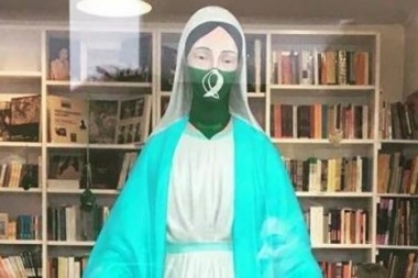 Escandalosa profanación de la Virgen con un pañuelo verde