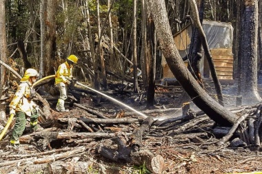 Por el incendio forestal en el barrio 'Dos Banderas' de Ushuaia, piden extremar cuidados al hacer fuego