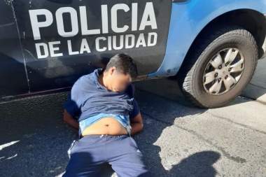 Motochorros le patearon la panza a una embarazada para robarle el celular