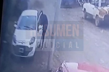Filmaron a tres jóvenes robando en vehículos estacionados sobre una de las calles del barrio Arraigo