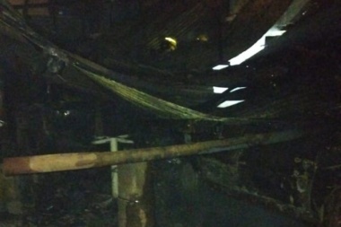 El fuego arrasó con un taller mecánico en Río Grande