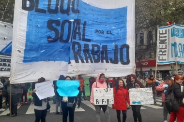 Organizaciones sociales se movilizan en el centro porteño en rechazo al "ajuste económico"