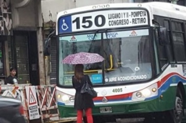 El chofer no le abrió la puerta, se paró frente al colectivo y el reclamo se viralizó