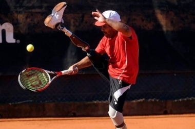 Jugar al tenis de pie, pero sin piernas: un desafío posible