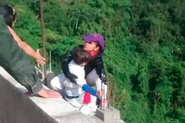 Colombia: Una madre se lanzó de un puente con su hijo de 10 años
