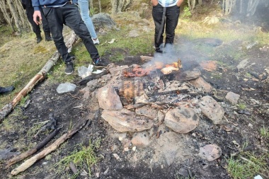 Cinco jóvenes hacían un asado en la zona boscosa de Ushuaia a pesar de la prohibición de encender fuego en toda la provincia