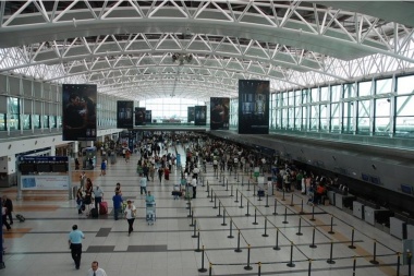 Tensión en el aeropuerto de Ezeiza: pasajero dice que tiene una bomba en el avión