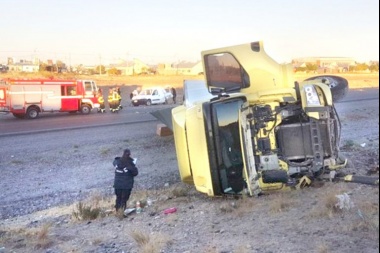 Un camión con televisores fabricados en TDF chocó y volcó a la altura del basural de Trelew