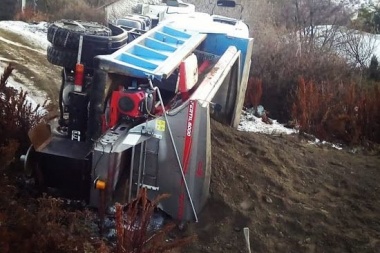 Un camión municipal volcó mientras realizaba tareas de enripiado