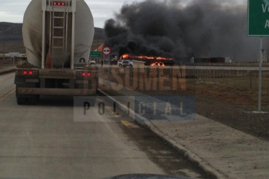 Un camión y su carga consumidos por devastador incendio en la frontera chilena