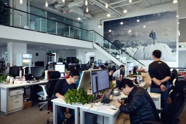 Cómo funciona el agobiante horario de trabajo "996" de los empleados de start-ups en China