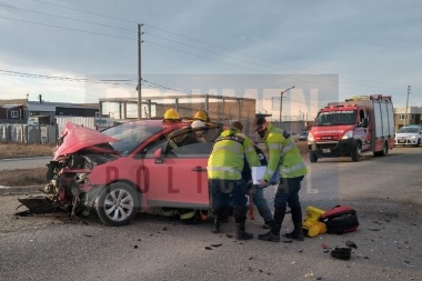 Un conductor internado tras chocar en el acceso a Vapor Amadeo contra un camión recolector de residuos