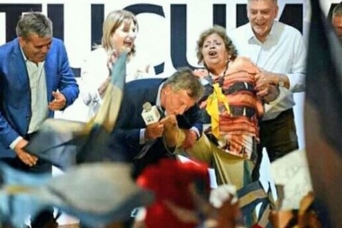 Excesos de campaña: "Dame la pata",  Macri besó el pie de una mujer que perdió un zapato