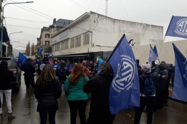 Reclamo por la situación de OSEF: gremios estatales marcharon por el centro de Ushuaia
