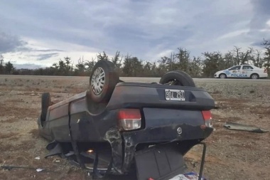 Un vehículo volcó sobre la ruta 3: era ocupado por policías