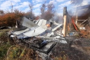 Devastador fuego consumió residencia en Tolhuin