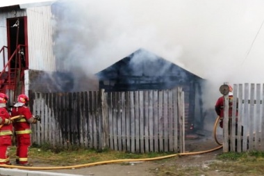 Piden ayuda para familia de Ushuaia que perdió todo