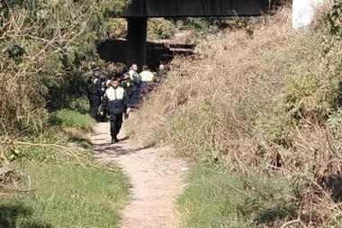 Horror en Tucumán: una mujer intentó tirar a su hijita desde un puente