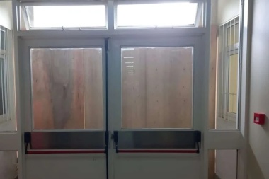 Denuncian que tapiaron con madera salidas de Emergencia en colegio de Ushuaia