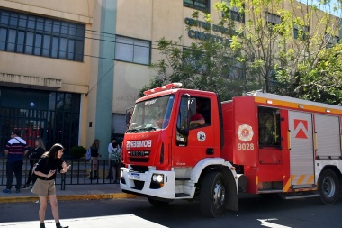 Tres alumnos resultaron quemados en un experimento de Química y una permanece en terapia intensiva