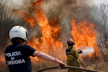 Buscan desactivar dos focos con diez aviones hidrantes y 300 bomberos