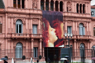 La Casa Rosada celebra el Día de San Valentín con una imagen de Romeo y Julieta