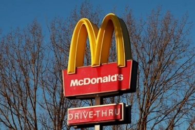 Insólito: con 27 mil muertos, en Inglaterra reabrió McDonald's y hubo filas de casi un kilómetro para comprar hamburguesas