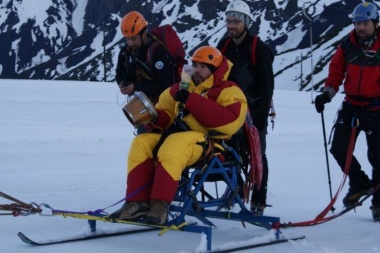 La conmovedora historia del chileno que llegó a la cumbre de un volcán en silla de ruedas y al que 10 años después volvió caminando