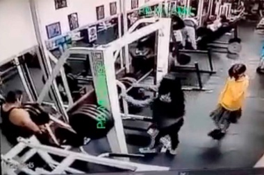 Mujer muere aplastada por una pesa en un gimnasio