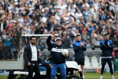 Maradona le habló a los hinchas y ya dirigió su primera práctica en Gimnasia