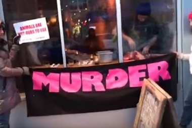 Chef trozó pata de ciervo frente a manifestantes veganos