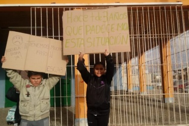 Por el estado edilicio: protesta de padres, docentes y alumnos de la Escuela N° 43