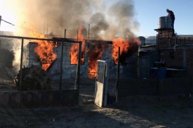 Pueblada en Chubut: mataron a golpes al padre de un acusado de violación y le prendieron fuego la casa