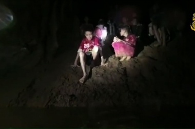 Los hallaron: los rescatistas analizan cómo evacuar a los 12 nenes atrapados en una cueva