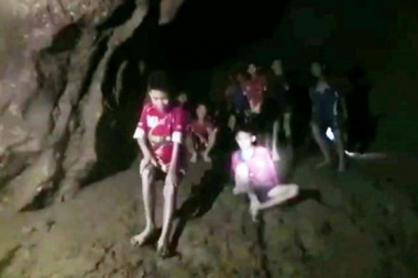 En cuarentena y con gafas de sol, así se encuentran los niños salidos de la cueva Tham Luang