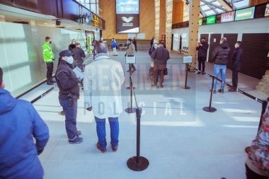 Salud informó que la joven con Covid bajada del vuelo de Aerolíneas fue denunciada a la justicia