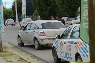 Un conductor intentó adelantar a un colectivo y atropelló a una joven en las calles de Ushuaia