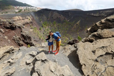 Un joven intentó sacarse una selfie y cayó en el cráter del volcán Vesubio